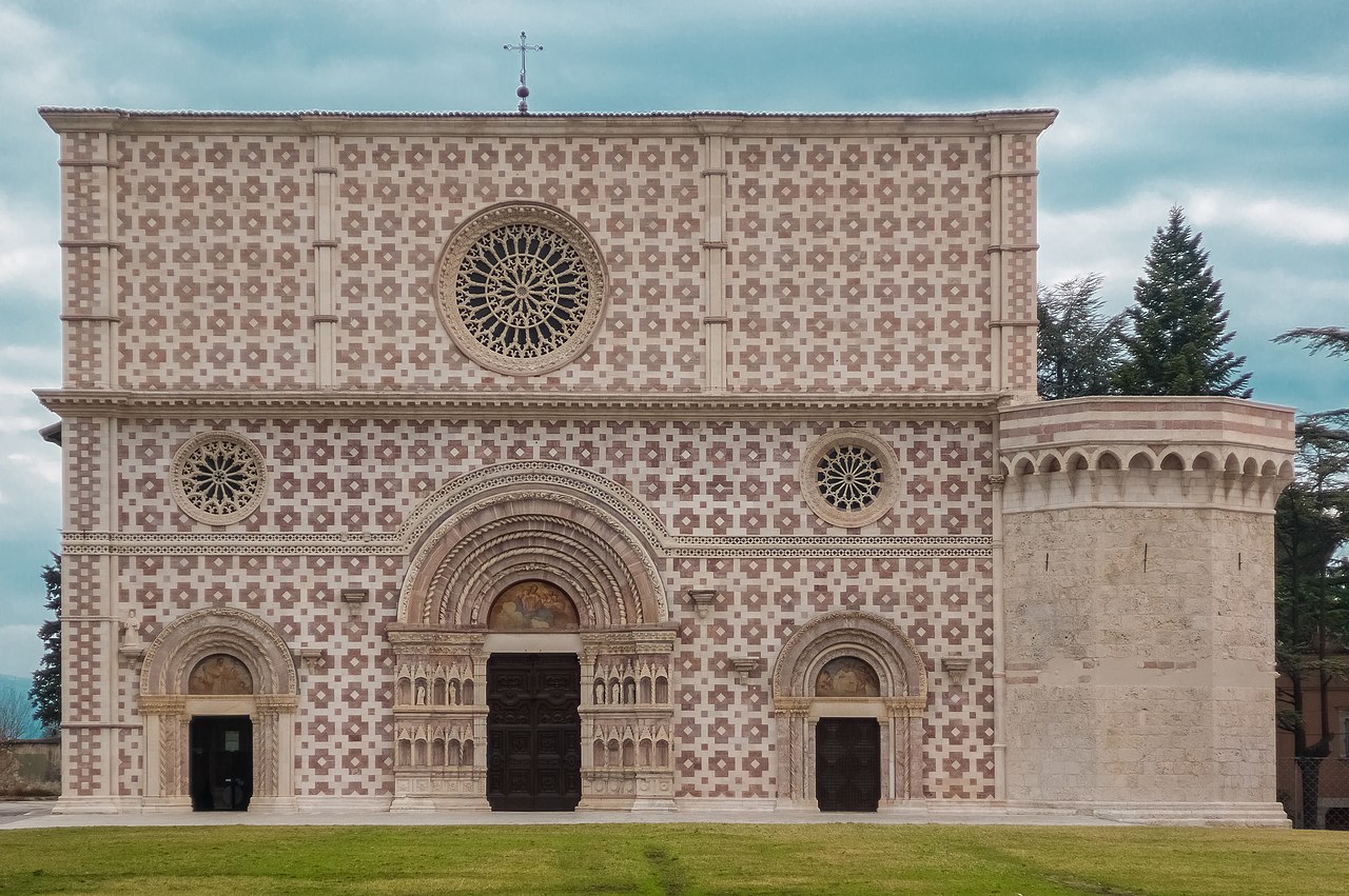 Facciata_della_Basilica_di_Santa_Maria_di_Collemaggio.jpg